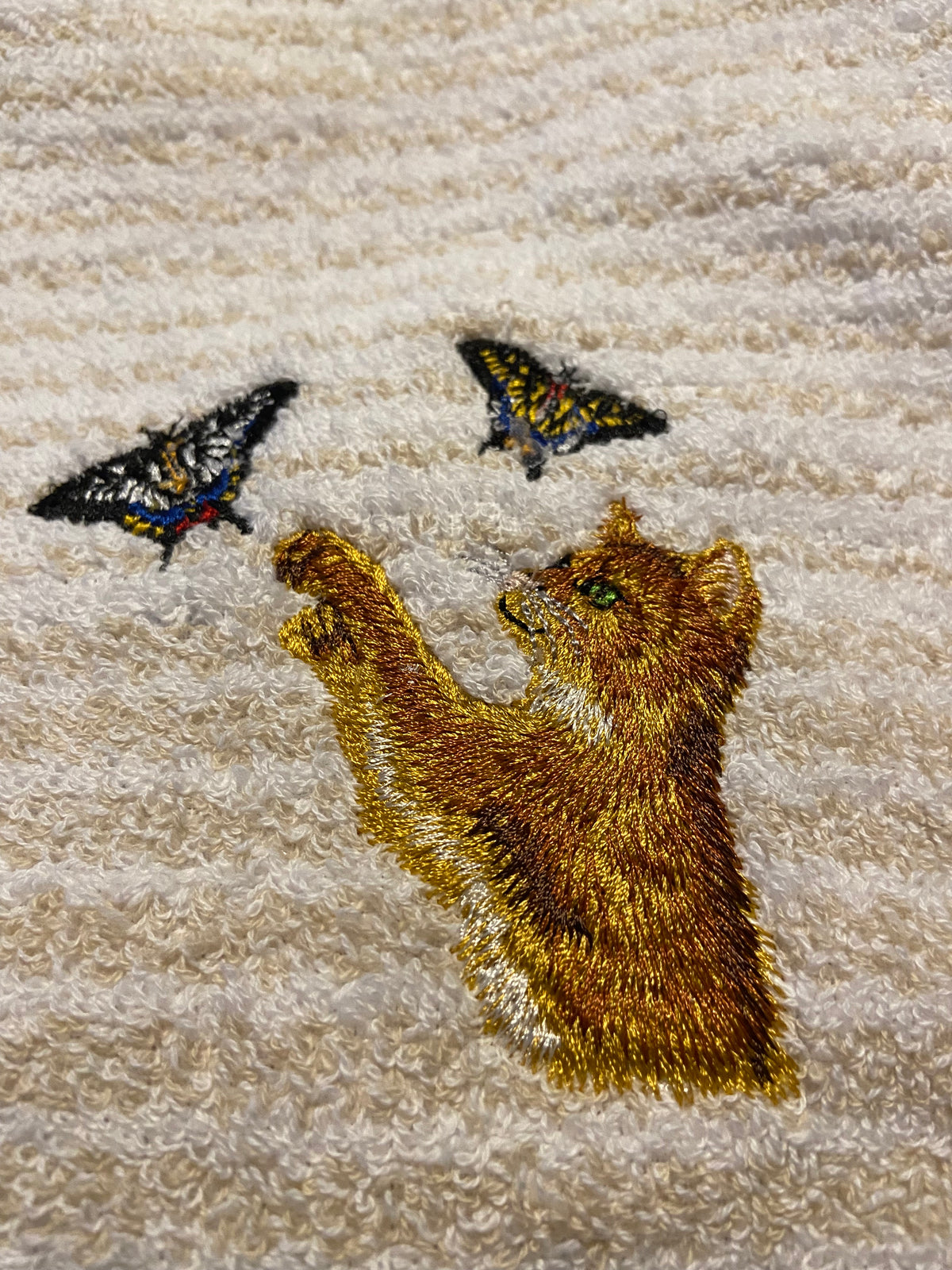 Cat and butterfly's embroidery (Bath Towel)