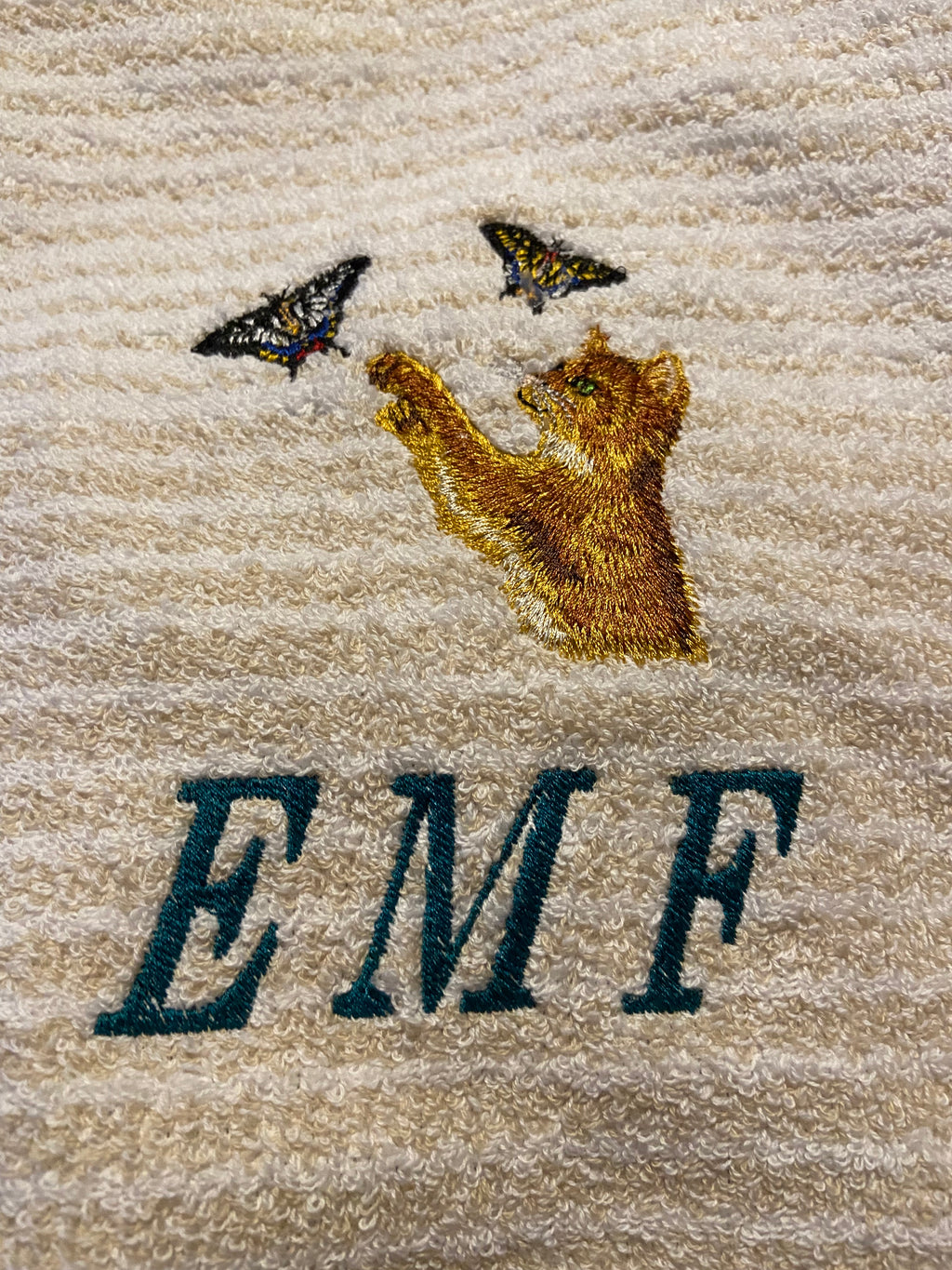 Cat and butterfly's embroidery (Bath Towel)